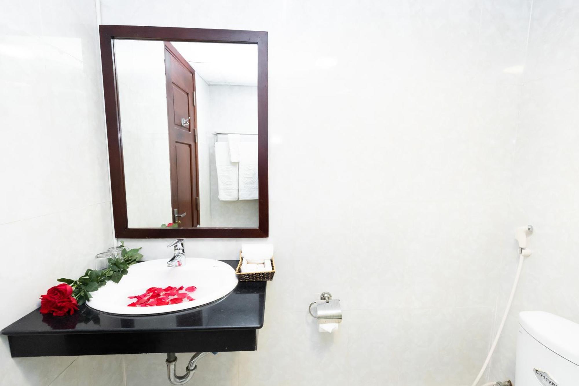 Golden Quang Tri Hotel Dong Ha Exterior photo